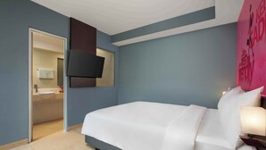Deluxe Room | Safe på rommet, skrivebord, wi-fi (inkludert) og sengetøy