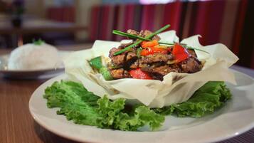 Sarapan prasmanan setiap hari (IDR 70000 per orang)