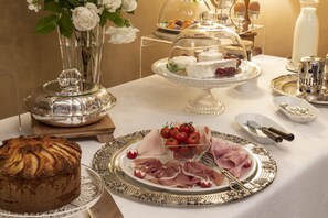 Desayuno buffet diario (EUR 15.00 por persona)