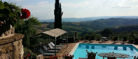 Piscina all'aperto, una piscina in terrazza, lettini