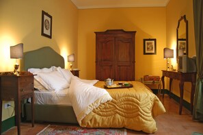 A hotel room with a bed, bedside tables, lamps, a dresser, and a mirror. - Wine Resort La Ghirlanda (Gualdo Cattaneo)