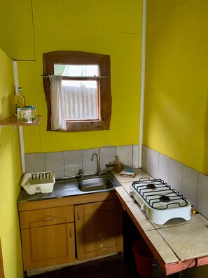 Full-size fridge, electric kettle, cookware/dishes/utensils
