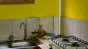 Full-sized fridge, electric kettle, cookware/dishes/utensils