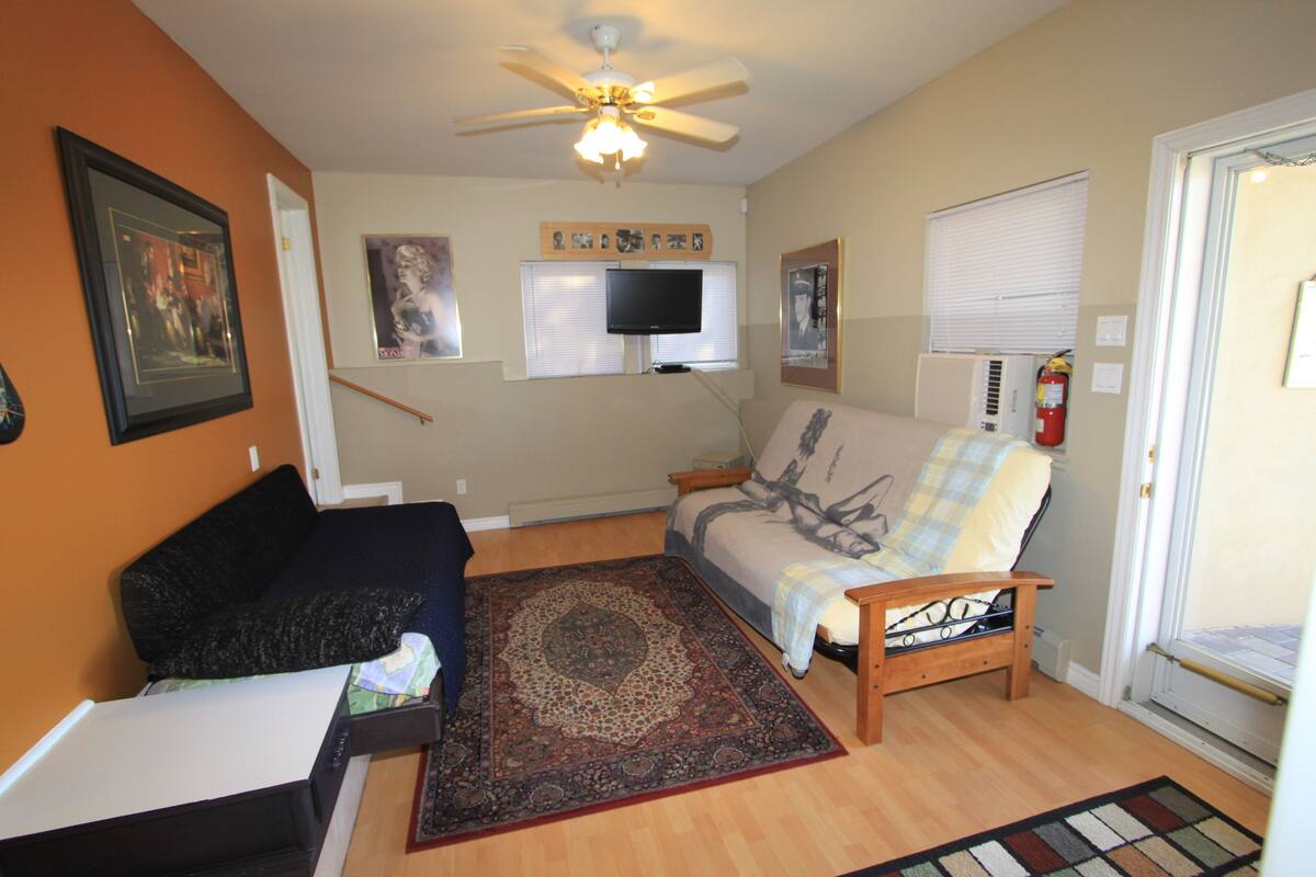 Villa Suite 2, 2 Bedrooms, 2 Beds with Double Futon and Sofabed | Living room | Flat-screen TV