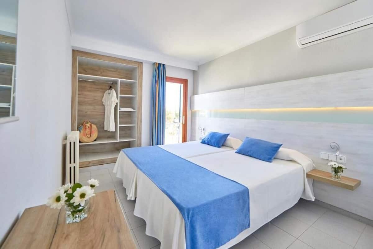Blackout curtains, iron/ironing board, free rollaway beds, free WiFi