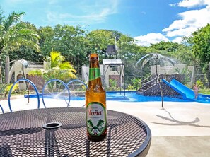 朝食、ランチ、ディナーに営業 (多国籍料理、プールビュー)