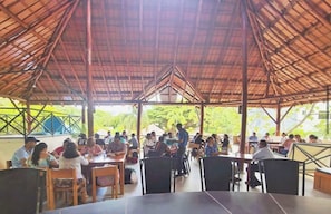Petit déjeuner complet compris tous les jours