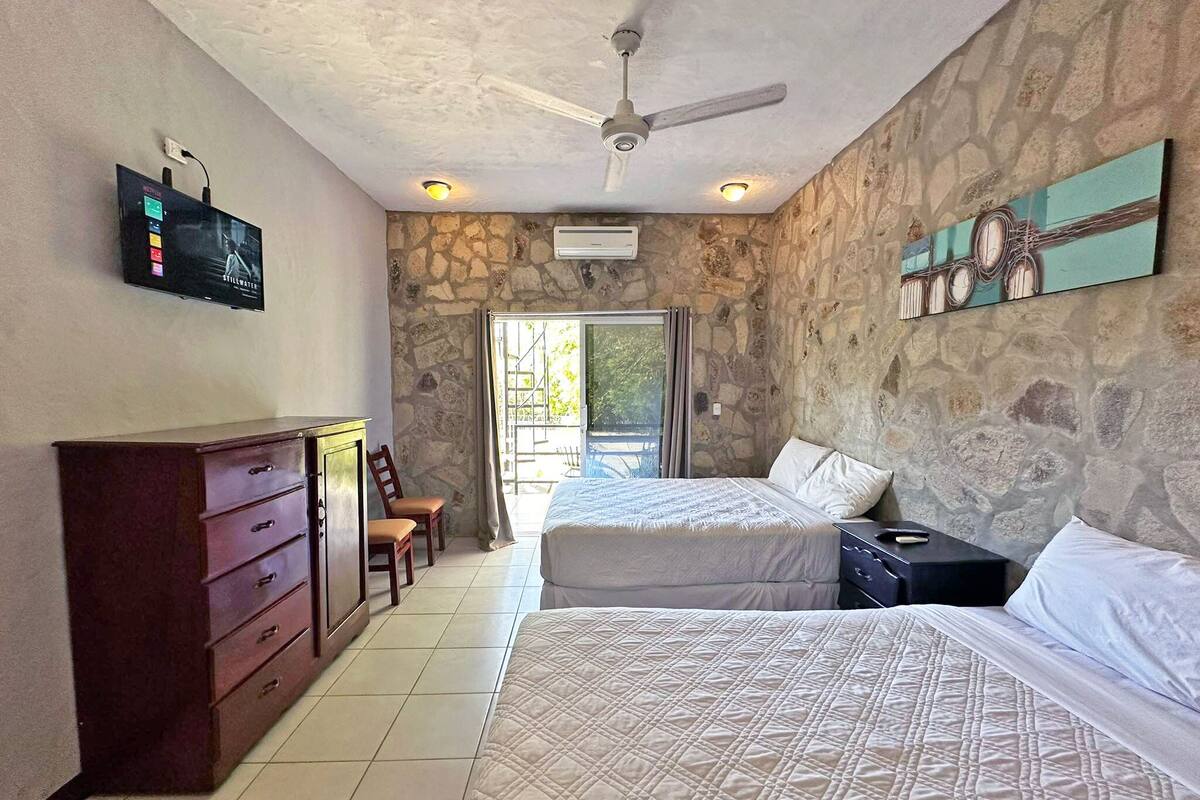 Condo có thiết kế đặc trưng, 2 giường cỡ queen, hiên, quang cảnh resort | Bộ trải giường bằng vải cotton Ai Cập, bộ đồ giường cao cấp 