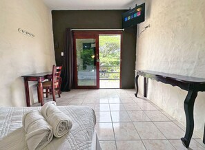 Standard Room with A/C  | エジプト綿のシーツ、高級寝具、羽毛の掛け布団、ピロートップベッド