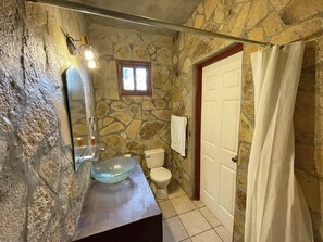 Villa familiar | Baño | Ducha, artículos de higiene personal gratuitos, toallas y jabón