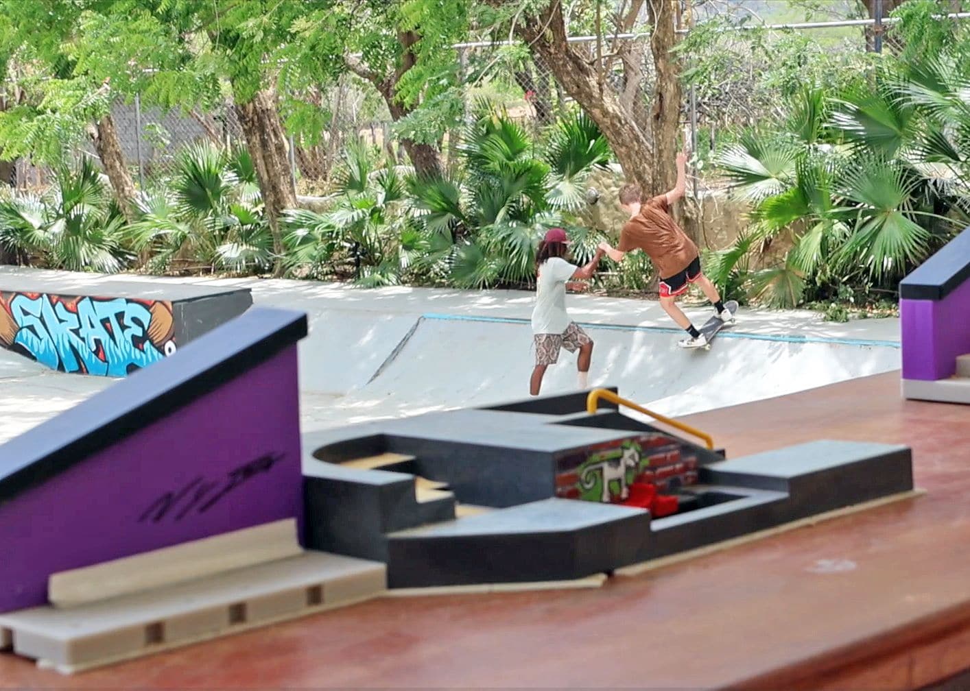 Pista de skate com rampas e grafites.