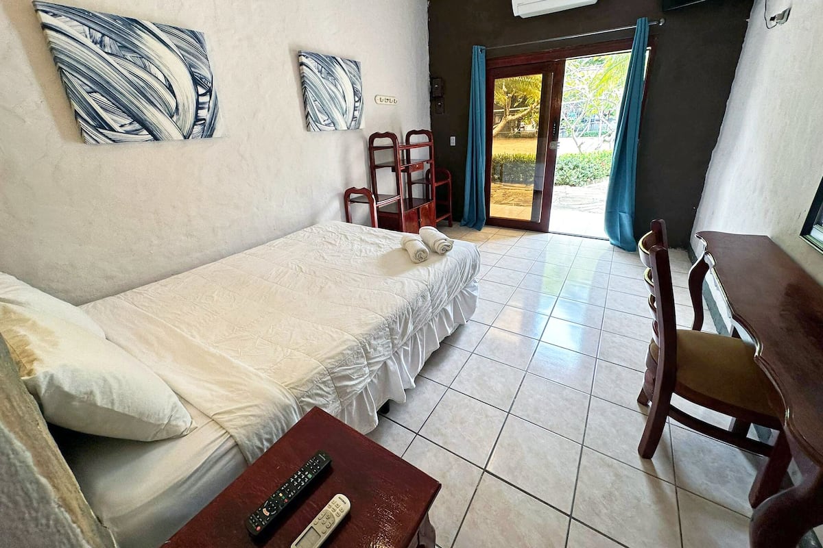 1 bedroom, Egyptian cotton sheets, premium bedding, down comforters