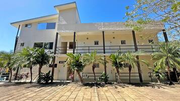 1 bedroom, Egyptian cotton sheets, premium bedding, down comforters