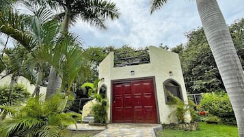 Egyptian cotton sheets, premium bedding, down comforters, pillowtop beds