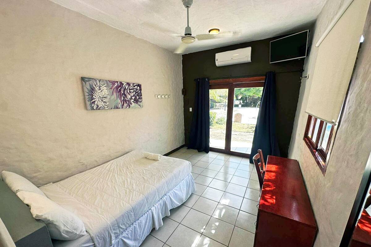 Standard Room with A/C  | Bộ trải giường bằng vải cotton Ai Cập, bộ đồ giường cao cấp 