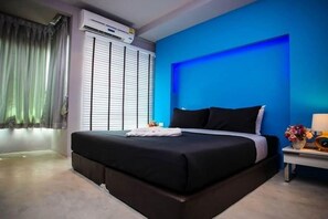 Caja fuerte, escritorio, cortinas opacas y wifi gratis