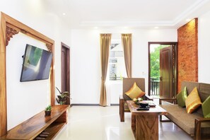 CEO Suite  with Private Sauna - Free Roundtrip Airport + Downtown Shuttle  | Living area