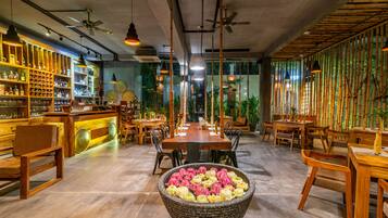 Phục vụ bữa sáng, bữa trưa, bữa tối, đặc sản địa phương, nhìn ra hồ bơi