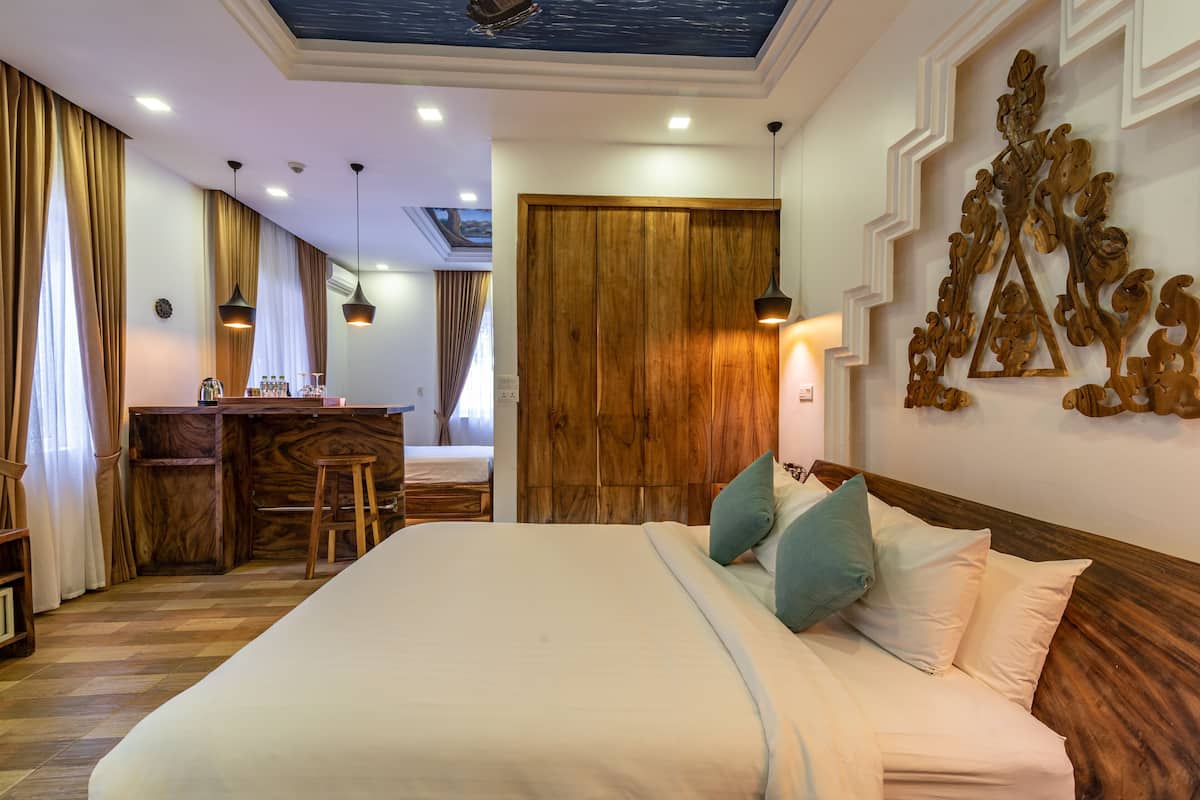 Luxury Triple Room - Free Airport Transfer & 1 Meal | Frette Italian sheets, premium bedding, down duvets, Select Comfort beds