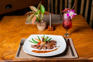 Petit déjeuner, déjeuner et dîner servis sur place, vue sur la piscine