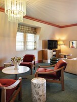 Una sala de estar acogedora con chimenea, asientos cómodos, televisor y comedor.