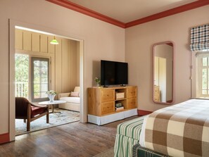 1 bedroom, Egyptian cotton sheets, premium bedding, down comforters