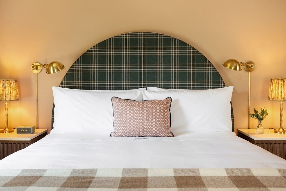 1 bedroom, Egyptian cotton sheets, premium bedding, down comforters