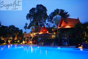 3 つの屋外プール、プール パラソル、サンラウンジャー