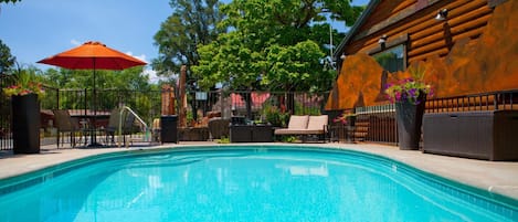 Piscine extérieure, parasols de plage, chaises longues