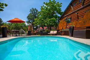 Outdoor pool, pool umbrellas, pool loungers - Canyons Lodge, a Canyons Collection Property (Kanab)