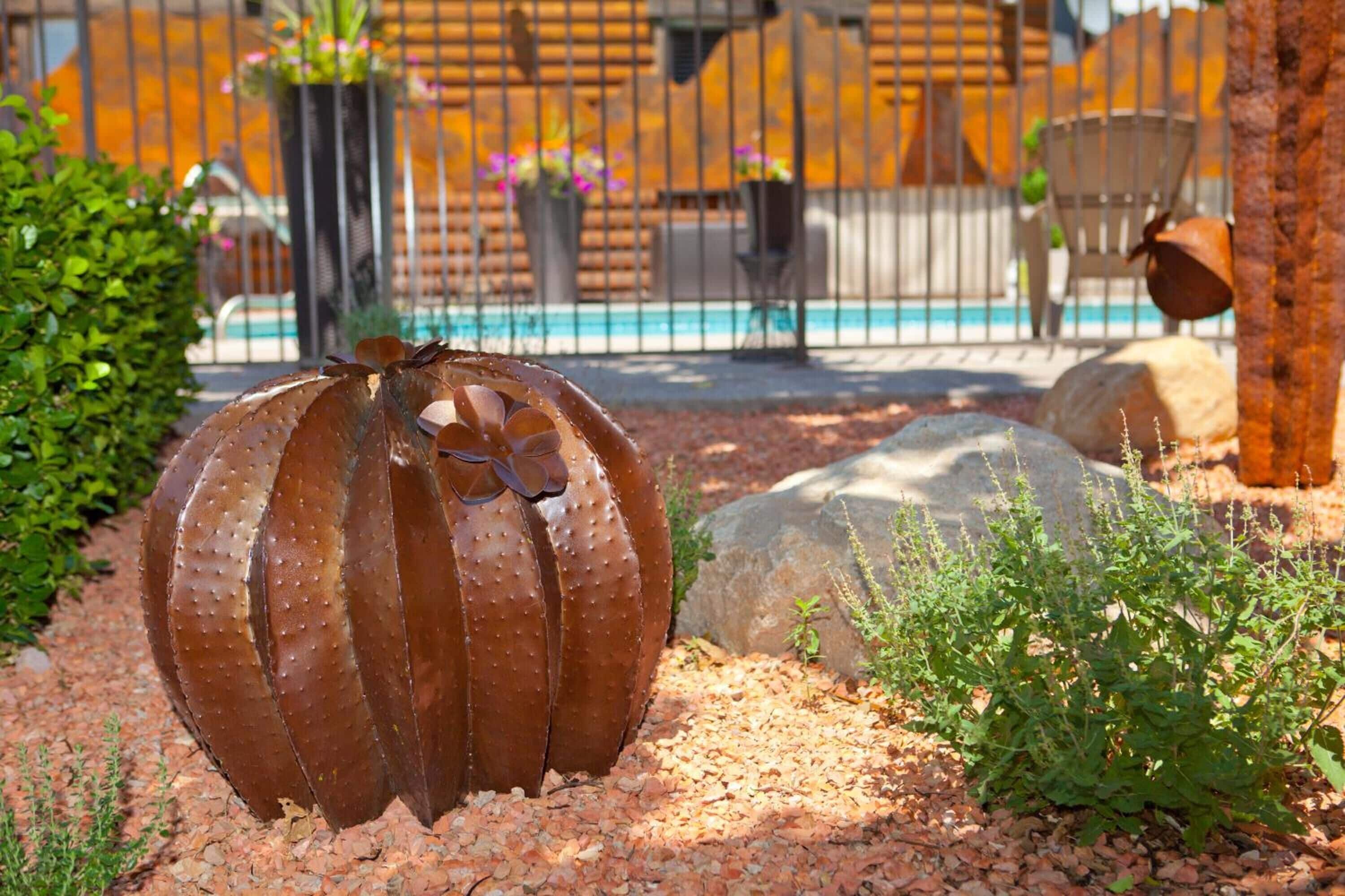 室外游泳池，池畔遮阳伞，日光浴躺椅