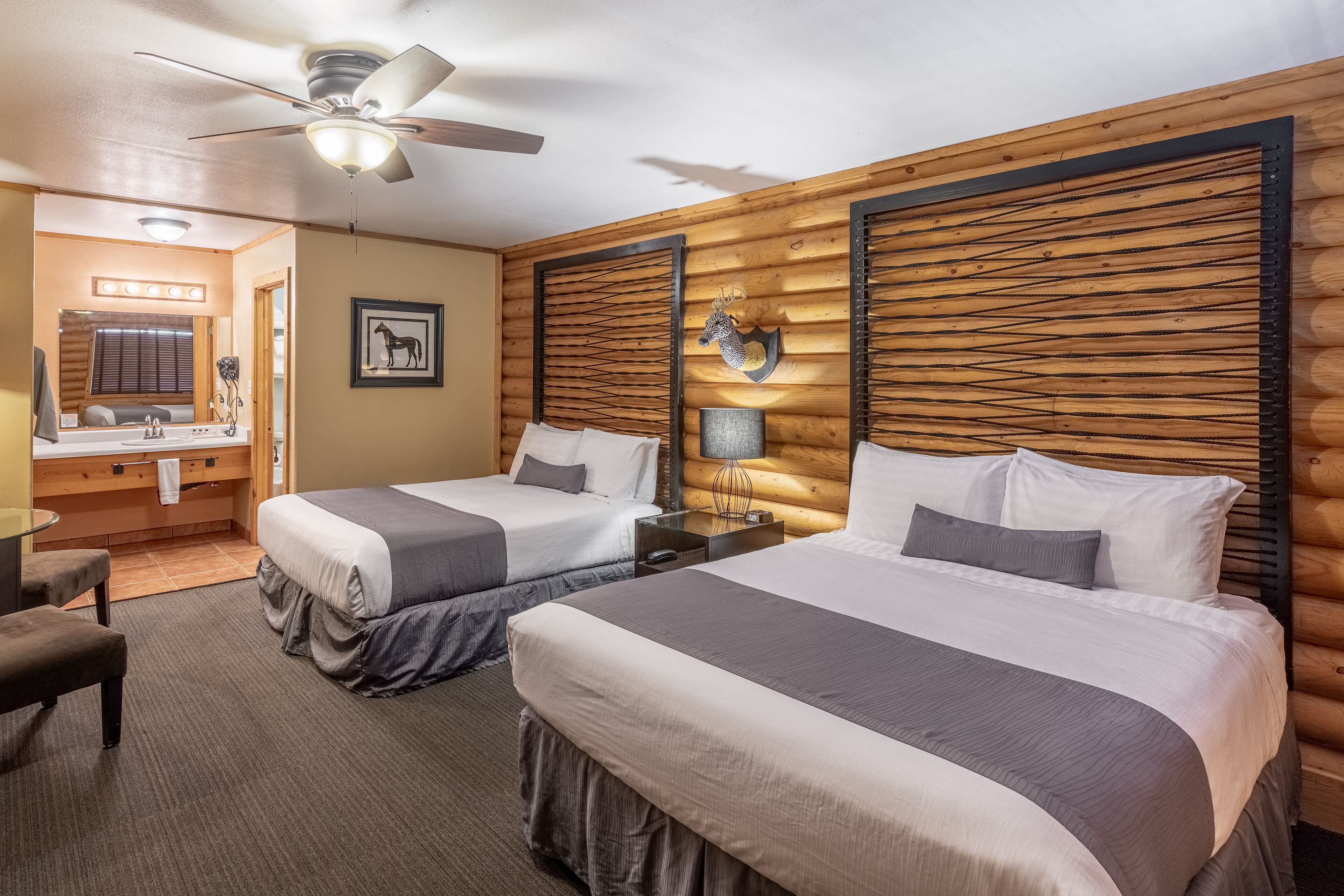 Deluxe Room, 2 Queen Beds (No Pets Allowed) | Literie de qualité supérieure, bureau, fer et planche à repasser