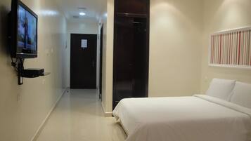 Mobiliario individual, cortinas opacas, sistema de insonorización