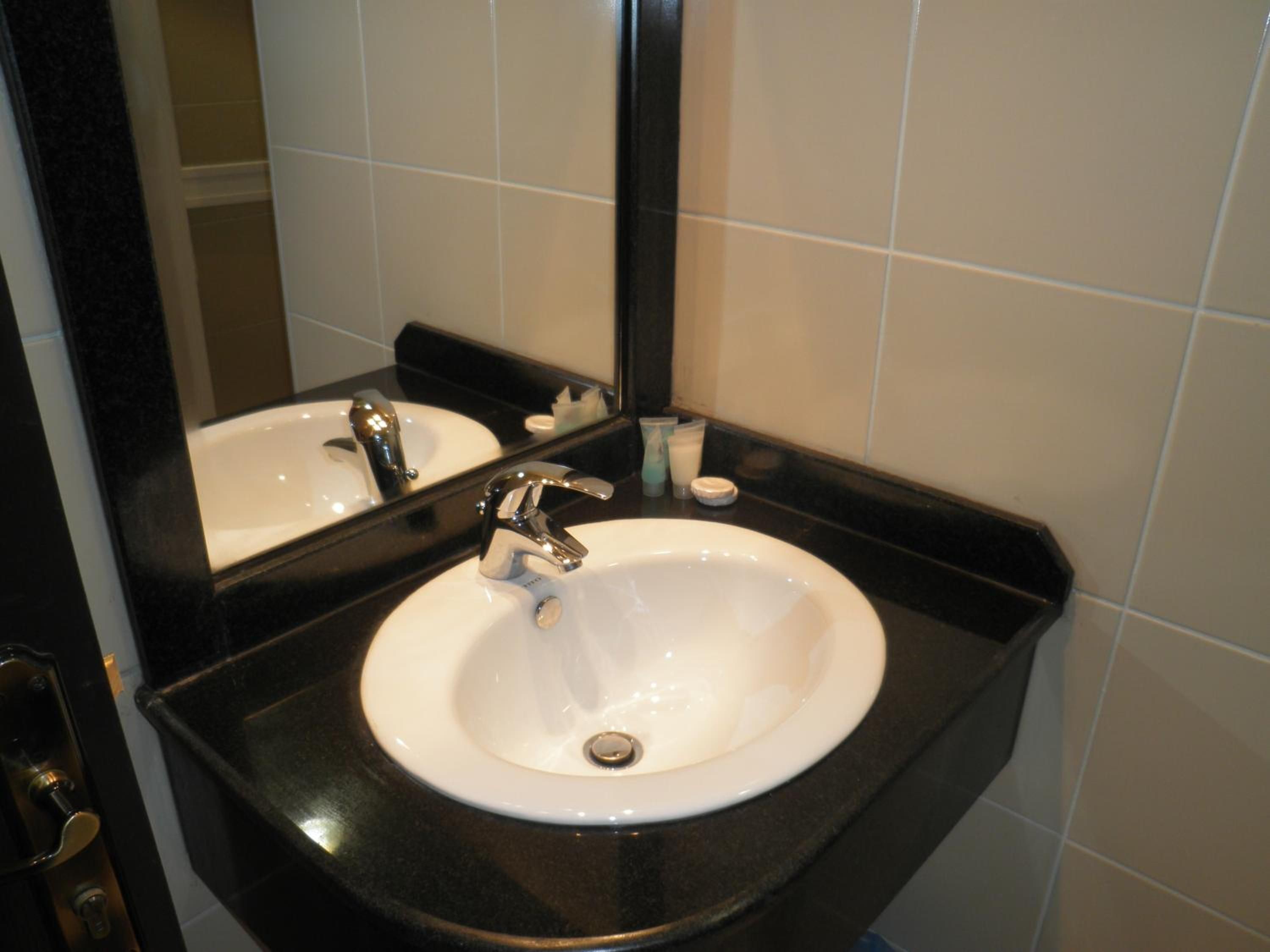Photo - Marina Royal Hotel Suites
