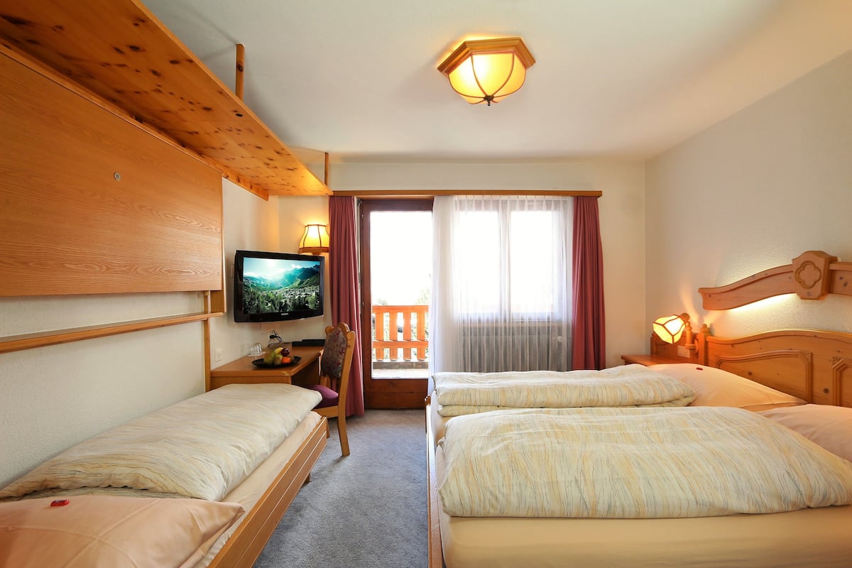 Chambre Double Standard, balcon, vue montagne | Minibar, coffres-forts dans les chambres, Wi-Fi gratuit, draps fournis