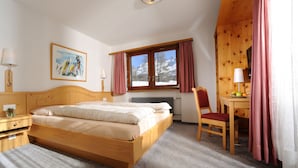 Standard Double Room, Balcony, Mountain View - Swiss Family Hotel Alphubel (Saas-Fee)