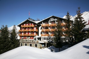 Front of property - Swiss Family Hotel Alphubel (Saas-Fee)