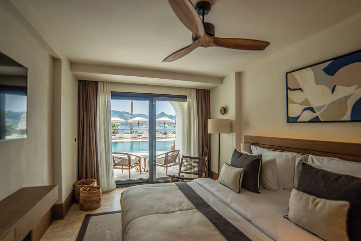 Poolside Suite | Seprai premium, minibar, brankas, dan meja kerja