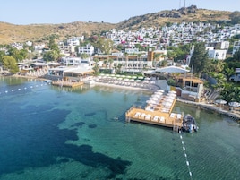 Playa privada, arena blanca, sillas reclinables de playa, sombrillas