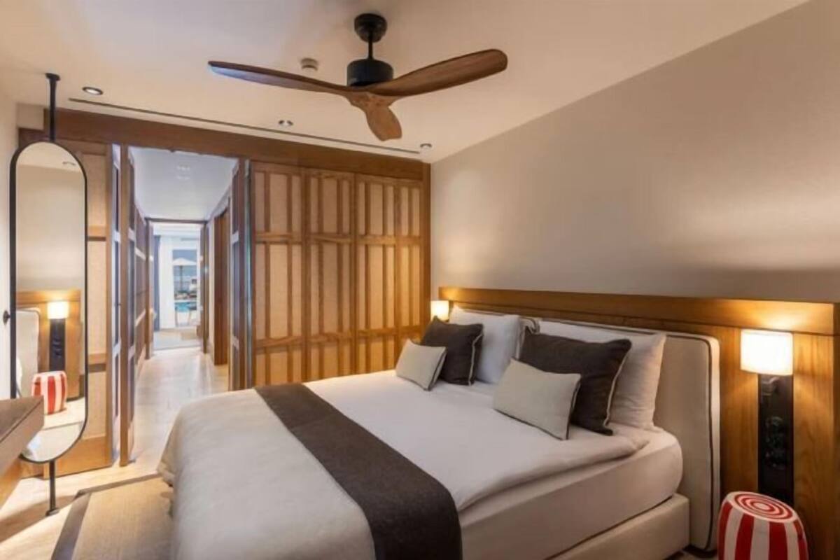 Roupas de cama premium, frigobar, cofres nos quartos, escrivaninha