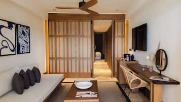 Marina Bay Suite | Premium bedding, minibar, in-room safe, desk