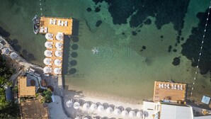 An aerial view of a resort with a pool, sun loungers, and umbrellas. - Avantgarde Refined Yalıkavak (Bodrum)