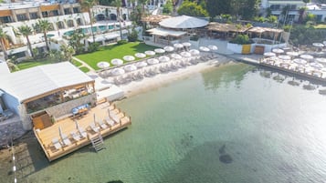Plage privée, sable blanc, chaises longues, parasols