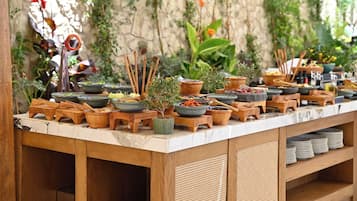 Free daily buffet breakfast