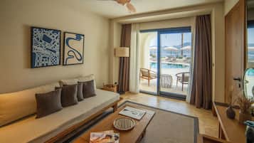Poolside Suite | Salle de bain | Articles de toilette de luxe, sèche-cheveux, peignoirs, chaussons