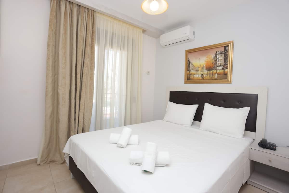 Monolocale familiare, vista mare | Una cassaforte in camera, con stile personalizzato