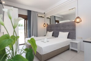 Habitación doble, vista al jardín | Caja de seguridad en la habitación y decoración personalizada 