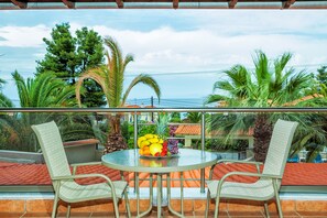 Habitación doble superior, vista al mar | Balcón