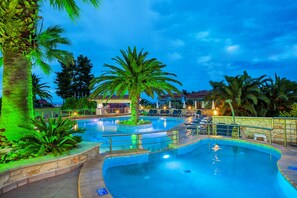 Piscine extérieure, piscine avec cascade, 9 h à 19 h, parasols