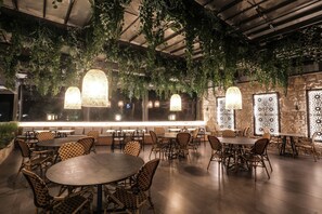 Se sirven comidas, cenas y cocina mediterránea 